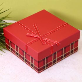 Подарочная коробка "Черная и красная клетка", 18*18*8,5