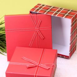 Подарочная коробка "Черная и красная клетка", 18*18*8,5