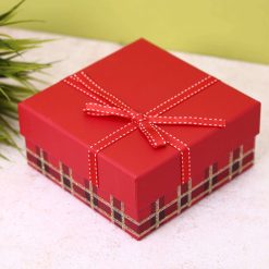 Подарочная коробка "Черная и красная клетка", 14*14*6,5